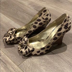 Guess- Elegant Satin Gold Animal Print wedges